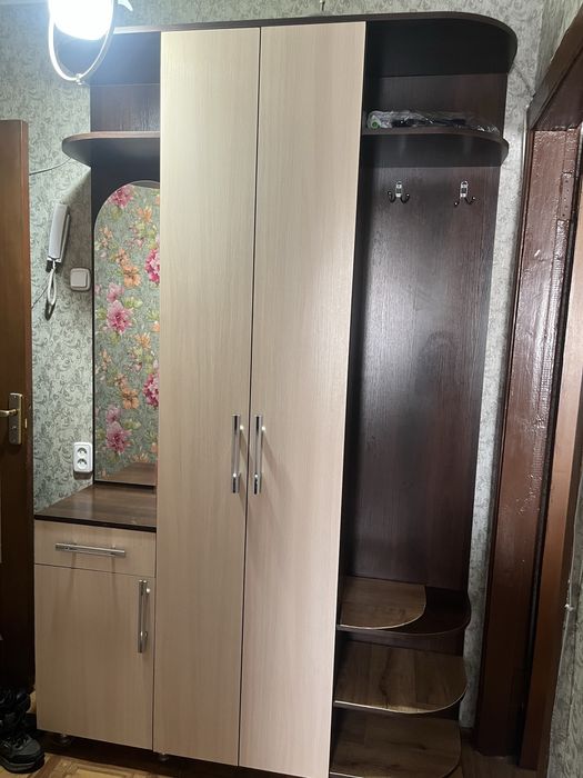 Продается шкаф в прихожую