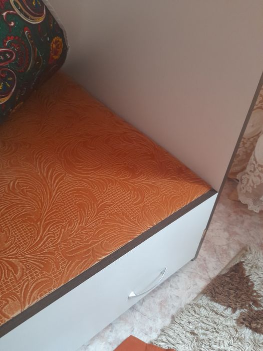 Комплект: кровать, столик, ковер.