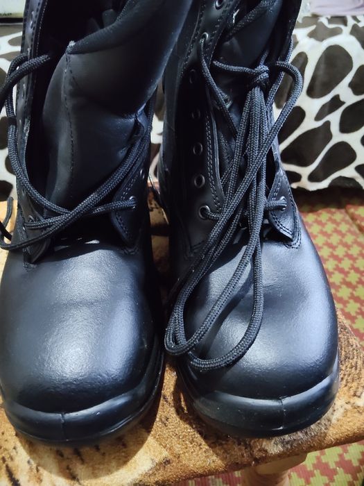 Vând bocanci mărimea 44