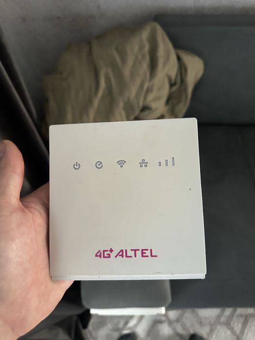 Роутер Altel с коробкой с проводами