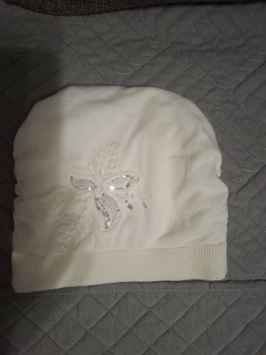 Продам женские шапки новые