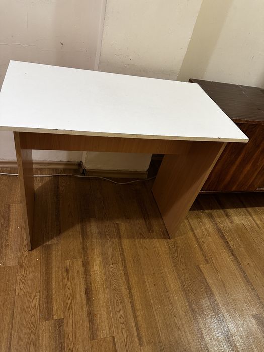 Стол сатылады срочно (парта)