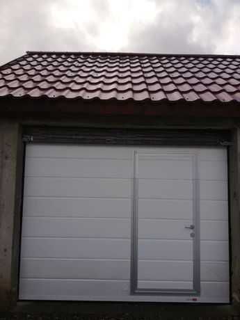 Uși de garaj secționale cu ușă pietonală integrată