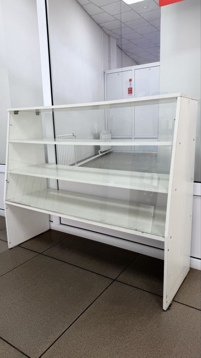 Продам витрину(стеллаж стеклянный) бу