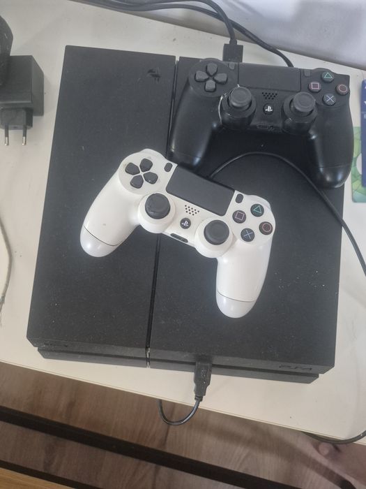 Ps4 cu 2 manete si 8 cd jocuri