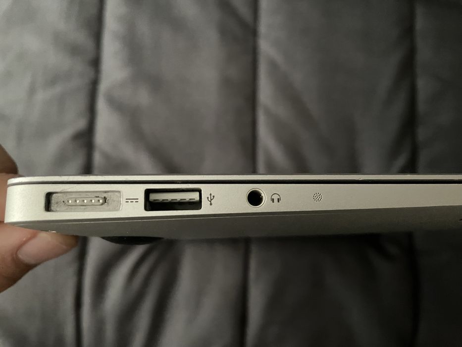 MacBook Air 13-инча в Добро състояние!