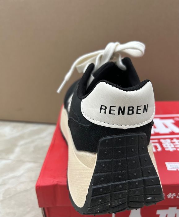 Женские кроссовки