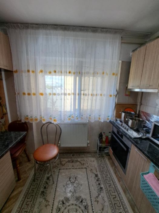 Vând apartament în Alexandria, 3 camere,balcon,2 debarale,etaj 4din4,izolat exterior, dar si izolare deasupra.