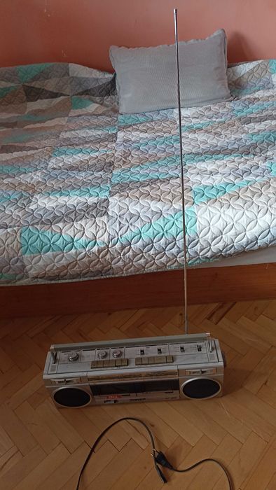 Продавам ретро радиокасетофон Sharp GF-450