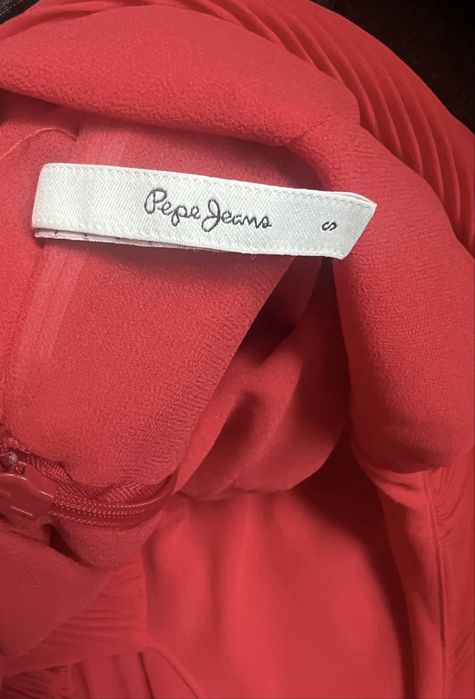 Червена рокля на Pepe Jeans