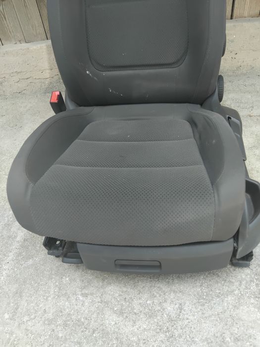Продавам предна лява седалка за vw
