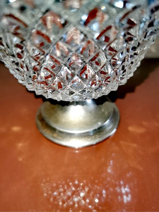 Захарница бонбониера издълбан кристал в/у посребрена метална основа !
