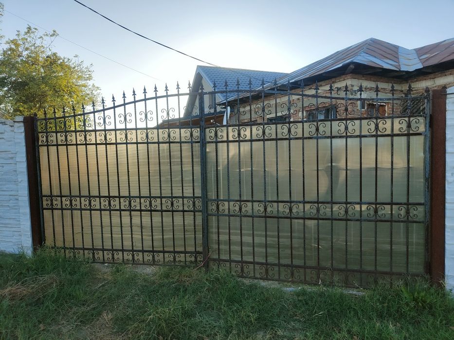 Vând porți metalice lățime totală de 5.5 m și înălțime la baza mica 2 m