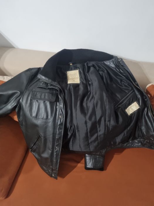 Geaca de piele neagra