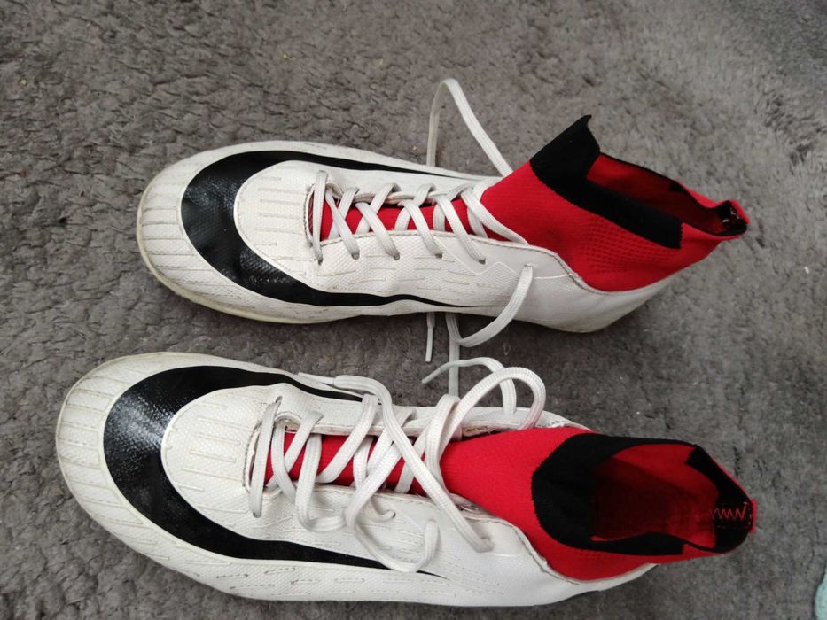 Adidași Nike fotbal. mărimea 42 .26 cm