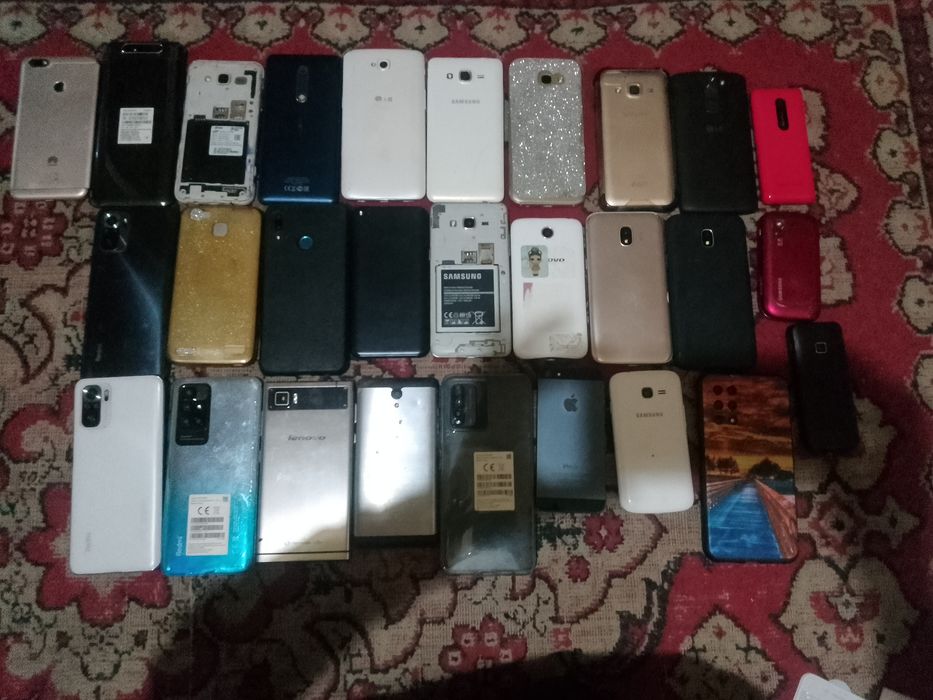 Продам телефоны.