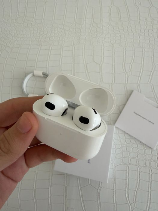 Продаю оригинальный AirPods 3
