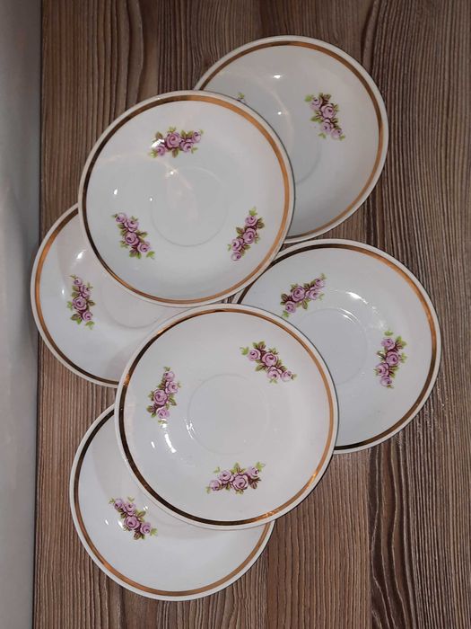 Тарелки и блюдца