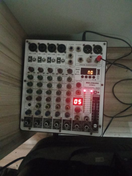 Văd 2 boxe novistar.o boxa.mackie.un mixar.melonare.ARMX6.si o statie. Novistar