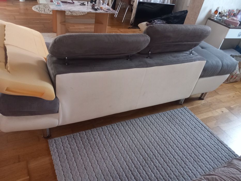 Canapea folosită,probleme la cotieră,în rest arată bine