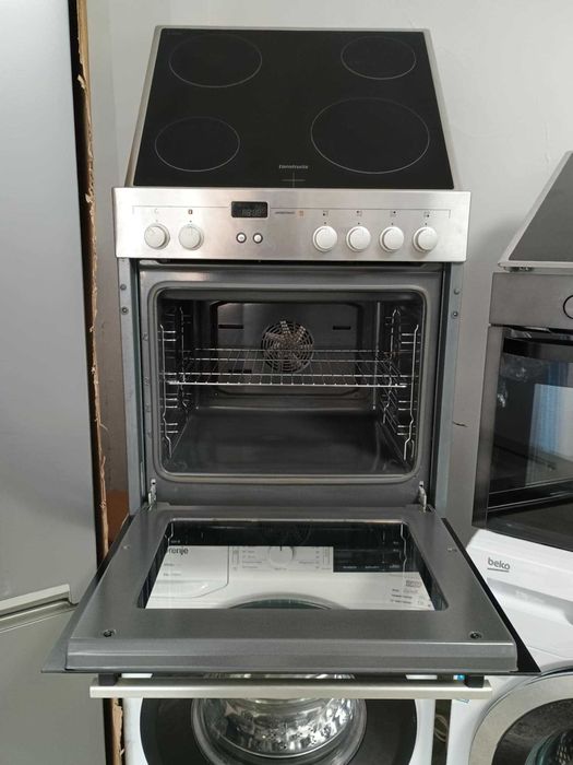 Koмплект Фурна за вграждане с котлони 4 зони Constructa 66 л