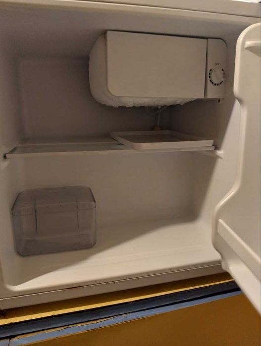 диванче с масичка и малък хладилник