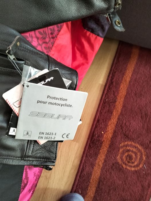 Geacă de piele pentru motociclete... căptușeală și apărătoare...