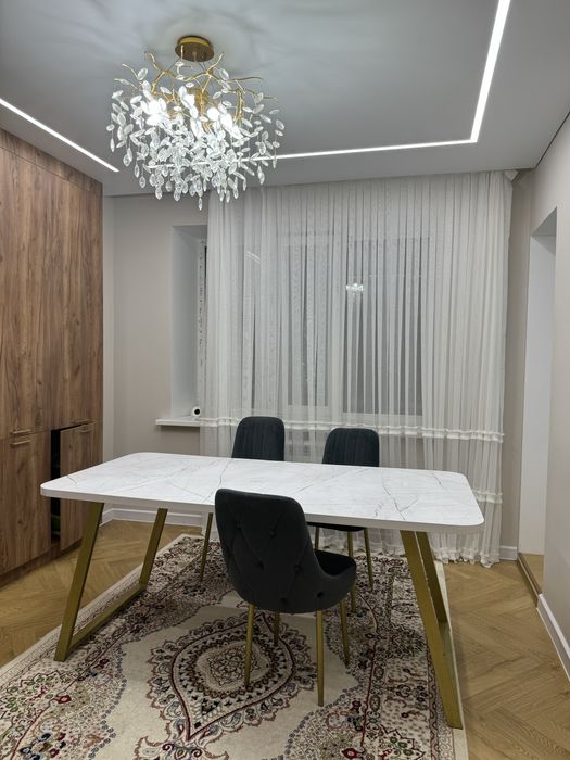 Продам стол  состояние новая