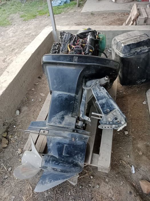 Меркури 200 .движок 4-х тактный в образный 6-цилиндровый,200  лошедей.