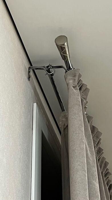 Продам шторы с тюлью и карнизом