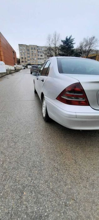 Продавам мерседес с 220cdi 143ps 2000g