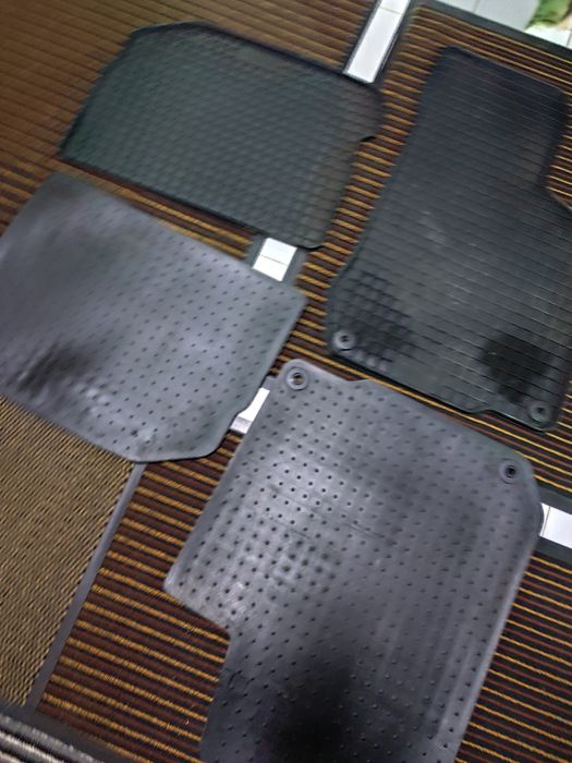 Продавам гумени стелки с кант оригинални за Голф 4