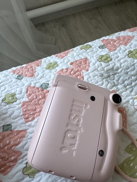 Продается instax mini 11 фотоаппарат