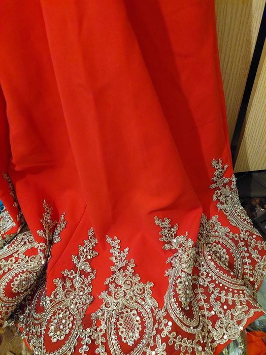 Официална червена рокля