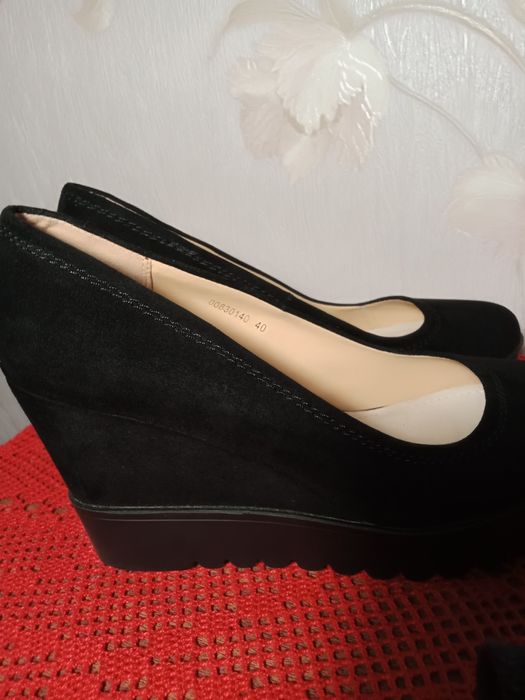Продам чёрные замшевые туфли