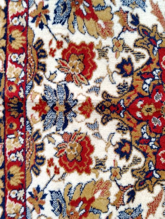 Красив персийски килим