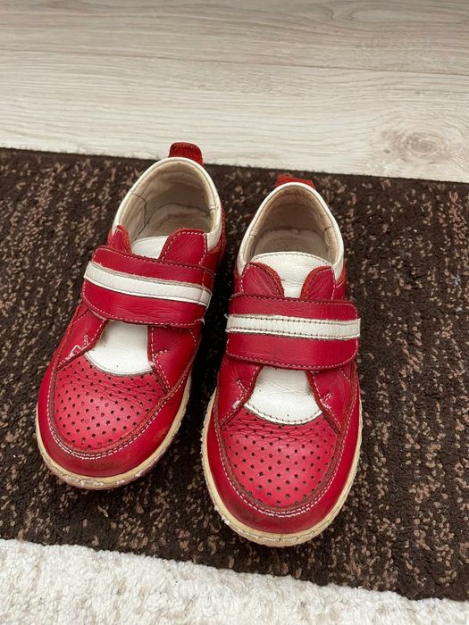 Vînd pantofi sport din piele naturala