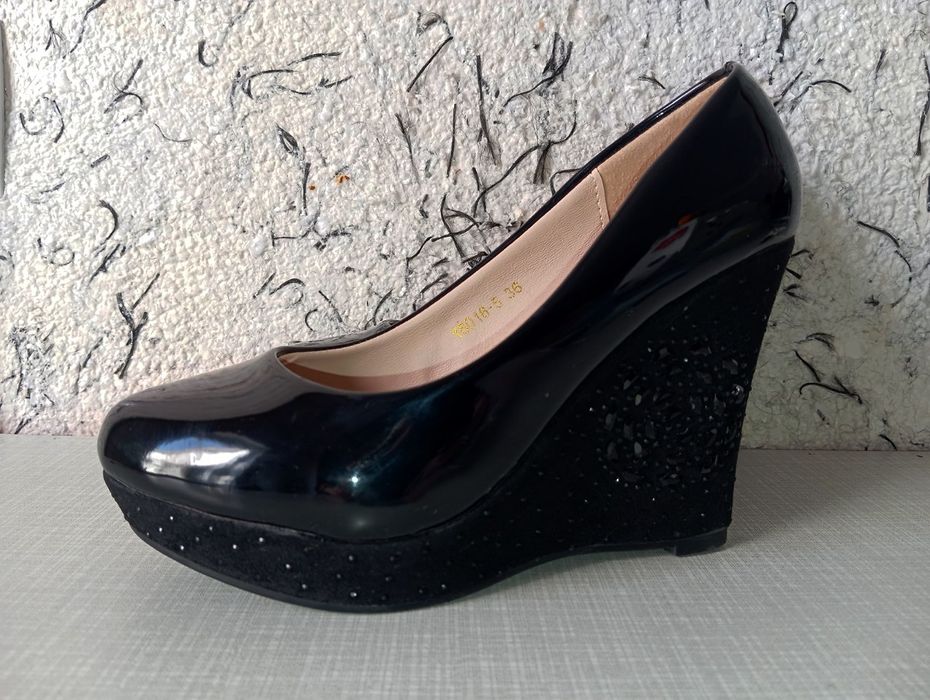 Qora rangli zolushka tuflichamiz sotiladi