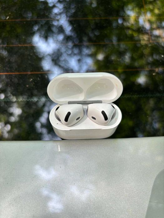 Apple AirPods 4 с активно шумопотискане (ANC)