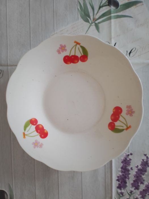 Порцеланови чинии няколко модела