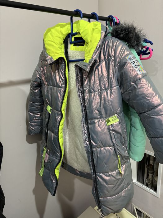 Продам куртки на девочек