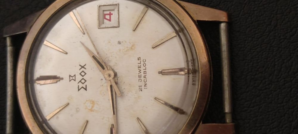Продавам часовник позлатен Edox с 21 камъка не сменя дата.