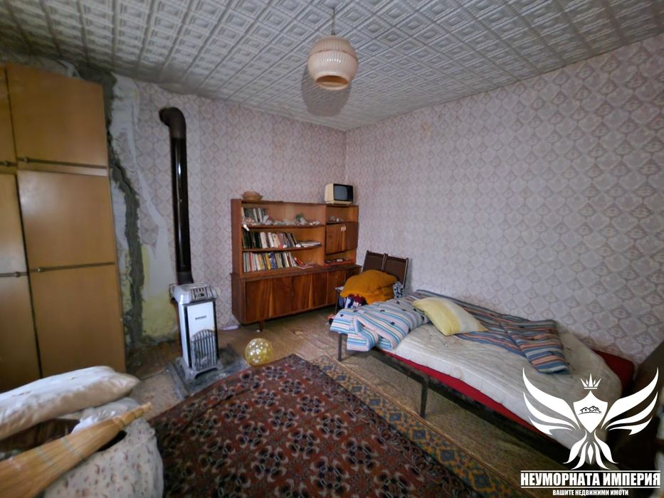 Продавам едноетажна къща с постройки 110РЗП и 1700кв. двор в село Искра на първа линия асфалтов път