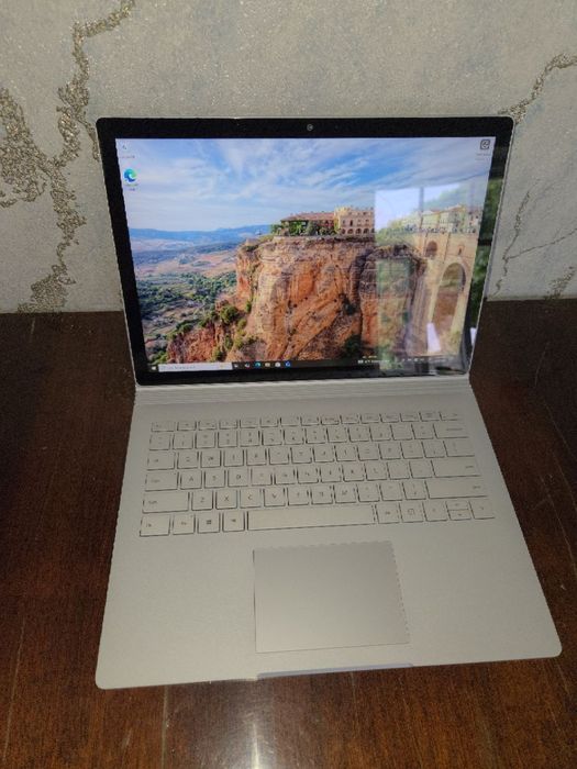 Microsoft Surface Laptop Book 2 i5 8/256gb