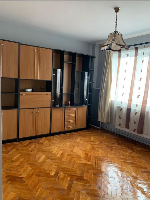 Vand apartament  3 camere, decomandat, zona 9 mai- 23 august