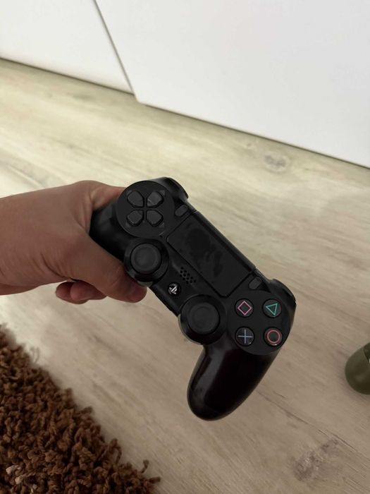 Consolă PlayStation 4 Slim, 500 GB, negră.