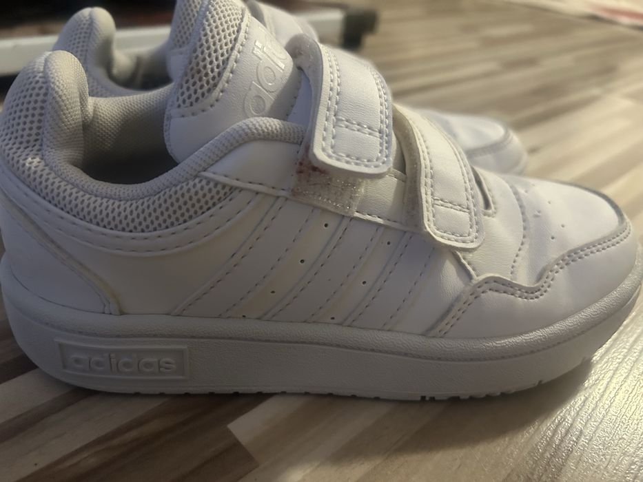 Дести обувки Adidas