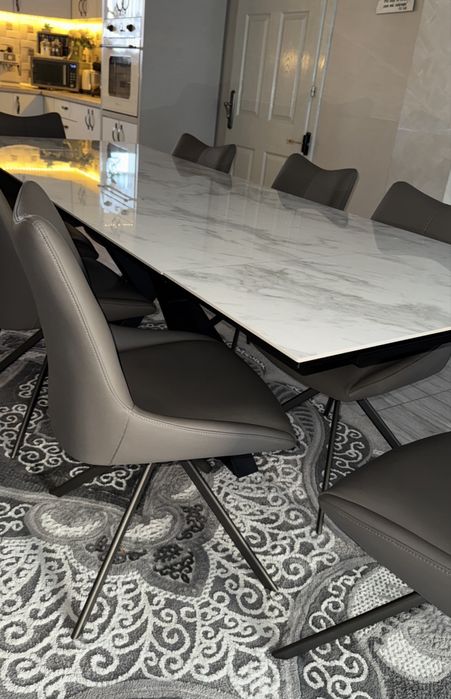 Masă dining extensibilă + 8 scaune – design modern, stare excelentă