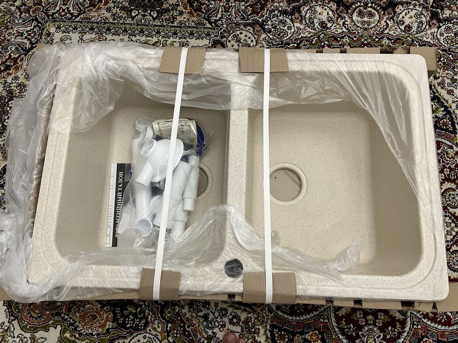 Каменная мойка 40 тыс, новая, цвет беж в коробке