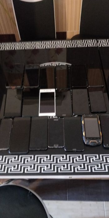 Ceasuri Garmin Smart și telefonane in stare de funcționare.